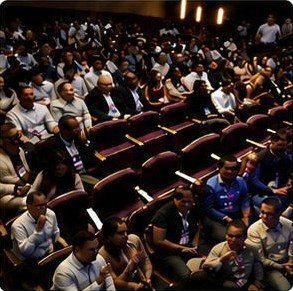 Auditório lotado durante palestra
