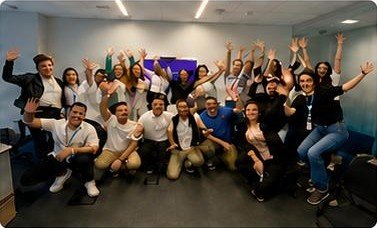 Turma comemorando ao final de um treinamento